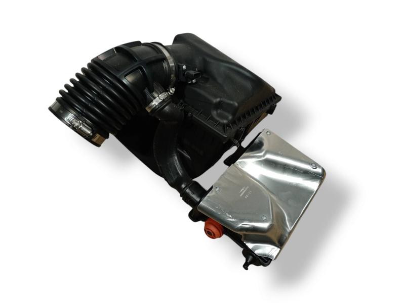 13717643301 Caja filtro de aire BMW 5 Series G30, 5 Series G30 LCI, 5 Series G31 Touring LCI, 6 Series G32 GT LCI, 7 Series G11, 7 Series G11 LCI, 7 Series G12, 7 Series G12 LCI, 8 Series G14 Convertible, 8 Series G15 Coupé, 8 Series G16 Gran Coupé, X3 G01 LCI, X4 G02 LCI, X5 G05 LCI, X5L G18, X6 G06 LCI, X7 G07 LCI