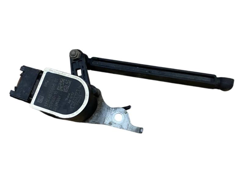 37146870000 Sensor corrector óptico faro BMW 1 Series F20, 1 Series F20 LCI, 1 Series F21, 1 Series F21 LCI, 1 Series F40, 2 Series F22, 2 Series F22 LCI, 2 Series F23, 2 Series F23 LCI, 2 Series F87 M2 LCI, 3 Series F30, 3 Series F30 LCI, 3 Series F31, 3 Series F31 LCI, 3 Series F34 GT LCI, 3 Series F35, 3 Series F35 LCI, 3 Series F80 M3 LCI, 3 Series G20 Saloon, 3 Series G20 Saloon LCI, 3 Series G21 Touring, 3 Series G21 Touring LCI, 3 Series G28 Saloon, 3 Series G28 Saloon LCI, 4 Series F32, 4 Series F32 LCI, 4 Series F33, 4 Series F33 LCI, 4 Series F36 Gran Coupé LCI, 4 Series F82 M4 LCI, 4 Series F83 M4 LCI, 5 Series F07 GT LCI, 5 Series F10, 5 Series F10 LCI, 5 Series F11, 5 Series F11 LCI, 5 Series F18, 5 Series F18 LCI, 5 Series F90 M5, 5 Series F90 M5 LCI, 5 Series G30, 5 Series G30 LCI, 5 Series G31 Touring, 5 Series G31 Touring LCI, 5 Series G38, 5 Series G38 LCI, 6 Series F06 Gran Coupé LCI, 6 Series F12, 6 Series F12 LCI, 6 Series F13, 6 Series F13 LCI, 6 Series G32 GT, 6 Series G32 GT LCI, 7 Series F01, 7 Series F01 LCI, 7 Series F02, 7 Series F02 LCI, 7 Series F04 Hybrid, 7 Series G11, 7 Series G11 LCI, 7 Series G12, 7 Series G12 LCI, 8 Series F91 M8 Convertible, 8 Series F92 M8 Coupé, 8 Series G14 Convertible, 8 Series G15 Coupé, 8 Series G16 Gran Coupé, i3 I01 LCI, i8 I12 LCI, i8 I15, MINI F55, MINI F56, X2 F39, X3 F25, X4 F26, Z4 G29