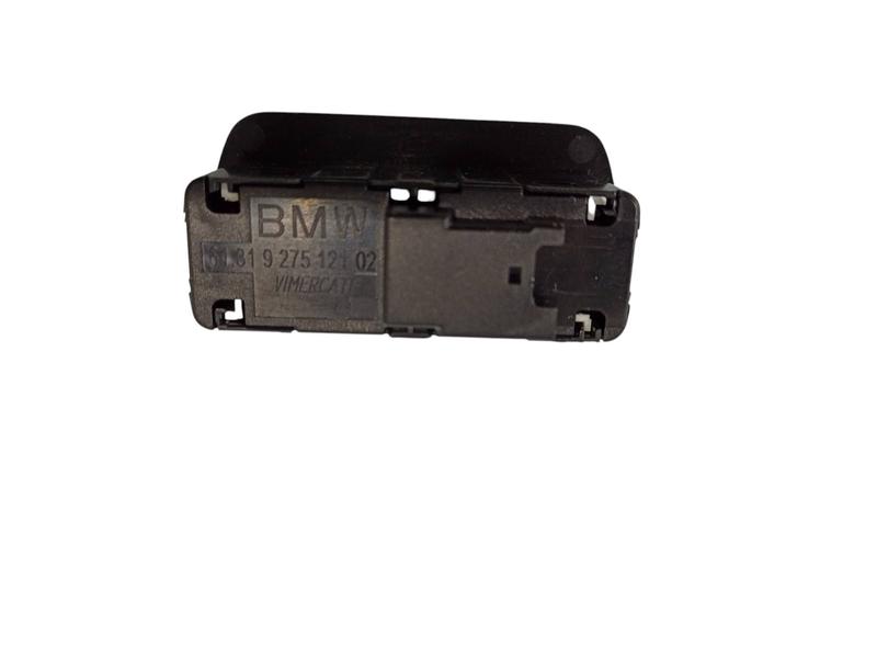 61319275121 Botón apertura portón BMW 1 Series F40, 2 Series F45 Active Tourer LCI, 2 Series F46 Gran Tourer LCI, 3 Series F31, 3 Series F31 LCI, 3 Series F34 GT LCI, 3 Series G20 Saloon, 3 Series G20 Saloon LCI, 3 Series G21 Touring, 3 Series G21 Touring LCI, 3 Series G28 Saloon, 3 Series G28 Saloon LCI, 4 Series F36 Gran Coupé LCI, 5 Series F07 GT LCI, 5 Series F10, 5 Series F10 LCI, 5 Series F11, 5 Series F11 LCI, 5 Series F18, 5 Series F18 LCI, 5 Series F90 M5, 5 Series F90 M5 LCI, 5 Series G30, 5 Series G30 LCI, 5 Series G31 Touring, 5 Series G31 Touring LCI, 5 Series G38, 5 Series G38 LCI, 6 Series F06 Gran Coupé LCI, 6 Series G32 GT, 6 Series G32 GT LCI, 7 Series F01, 7 Series F01 LCI, 7 Series F02, 7 Series F02 LCI, 7 Series F04 Hybrid, 7 Series G11, 7 Series G11 LCI, 7 Series G12, 7 Series G12 LCI, 8 Series F91 M8 Convertible, 8 Series F92 M8 Coupé, 8 Series G14 Convertible, 8 Series G15 Coupé, 8 Series G16 Gran Coupé, MINI Countryman F60, X1 F48 LCI, X2 F39, X3 F25, X3 G01, X3 G08, X3 M F97, X4 F26, X4 G02, X4 M F98, X5 F15, X5 G05, X5 M F85, X6 F16, X6 G06, X6 M F86, X7 G07