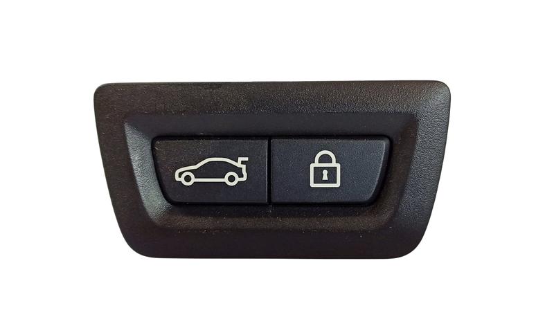 9275121 Botón apertura portón BMW 1 Series F40, 2 Series F45 Active Tourer LCI, 2 Series F46 Gran Tourer LCI, 3 Series F31, 3 Series F31 LCI, 3 Series F34 GT LCI, 3 Series G20 Saloon, 3 Series G20 Saloon LCI, 3 Series G21 Touring, 3 Series G21 Touring LCI, 3 Series G28 Saloon, 3 Series G28 Saloon LCI, 4 Series F36 Gran Coupé LCI, 5 Series F07 GT LCI, 5 Series F10, 5 Series F10 LCI, 5 Series F11, 5 Series F11 LCI, 5 Series F18, 5 Series F18 LCI, 5 Series F90 M5, 5 Series F90 M5 LCI, 5 Series G30, 5 Series G30 LCI, 5 Series G31 Touring, 5 Series G31 Touring LCI, 5 Series G38, 5 Series G38 LCI, 6 Series F06 Gran Coupé LCI, 6 Series G32 GT, 6 Series G32 GT LCI, 7 Series F01, 7 Series F01 LCI, 7 Series F02, 7 Series F02 LCI, 7 Series F04 Hybrid, 7 Series G11, 7 Series G11 LCI, 7 Series G12, 7 Series G12 LCI, 8 Series F91 M8 Convertible, 8 Series F92 M8 Coupé, 8 Series G14 Convertible, 8 Series G15 Coupé, 8 Series G16 Gran Coupé, MINI Countryman F60, X1 F48 LCI, X2 F39, X3 F25, X3 G01, X3 G08, X3 M F97, X4 F26, X4 G02, X4 M F98, X5 F15, X5 G05, X5 M F85, X6 F16, X6 G06, X6 M F86, X7 G07